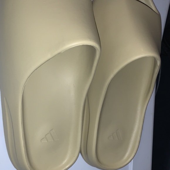 Yeezy slides 10.5 never worn - Picture 3 of 4